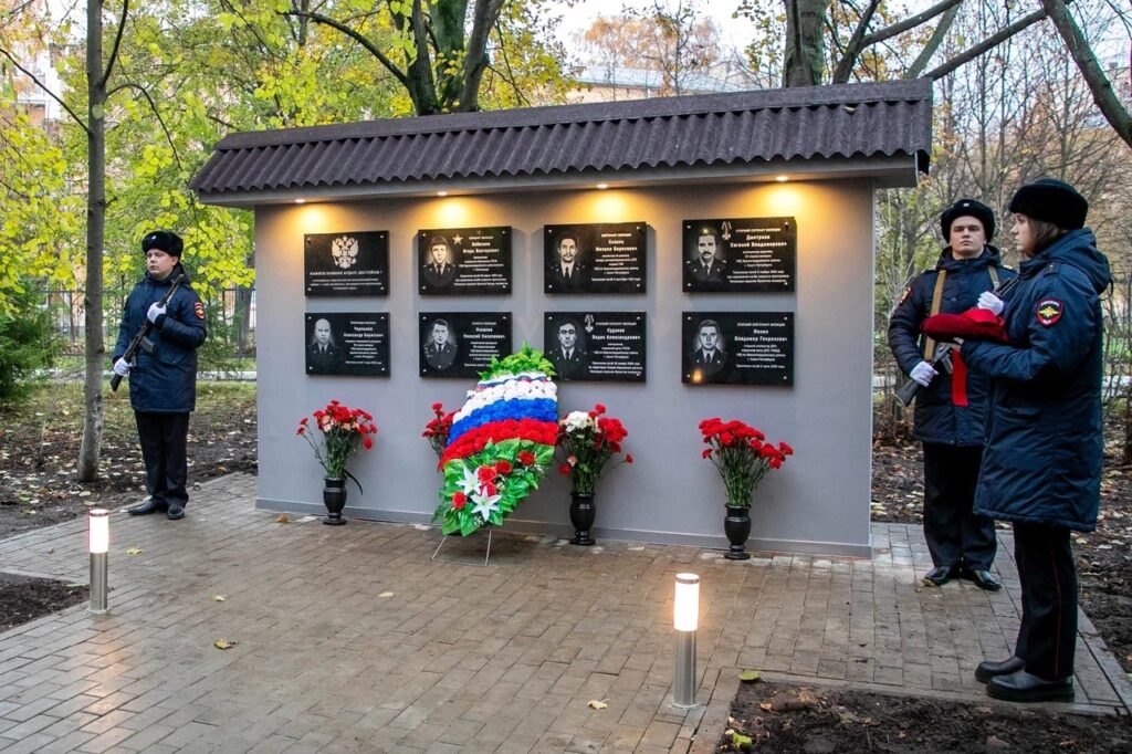 памятник погибшим сотрудникам УМВД