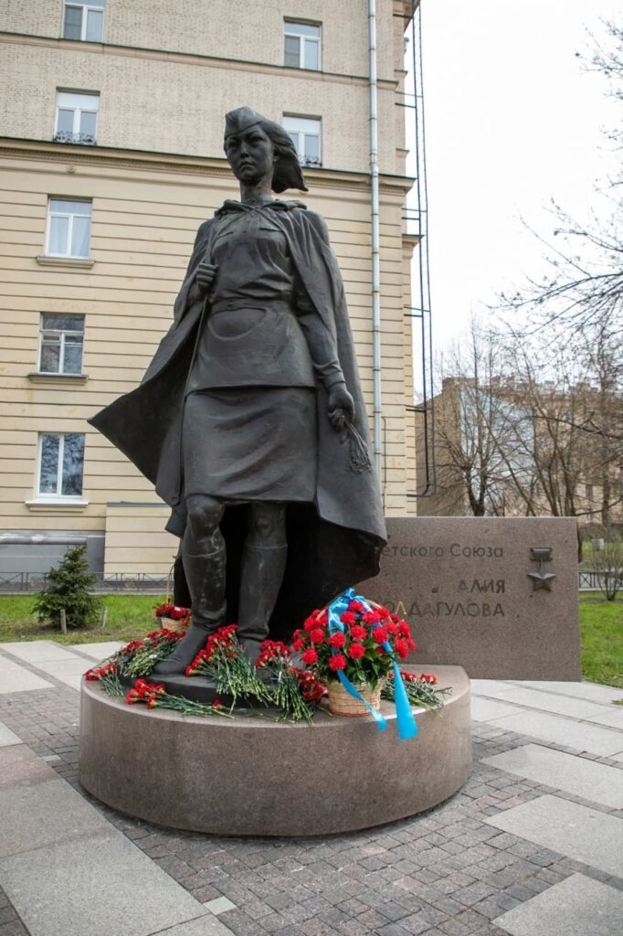 Памятник Алие Молдагуловой остается без реставрации